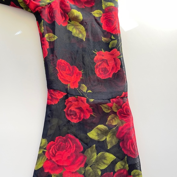 FOREVER 21 Womens Black Red Roses Chiffon B Neck Top Blouse Sz. Small Pre-owned - Picture 14 of 14